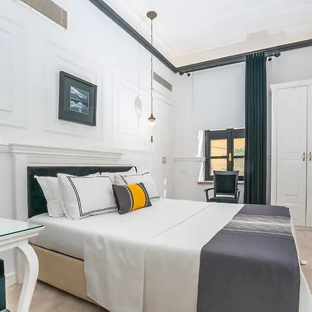 Siyah Lale Cunda 1841 (adults Only)